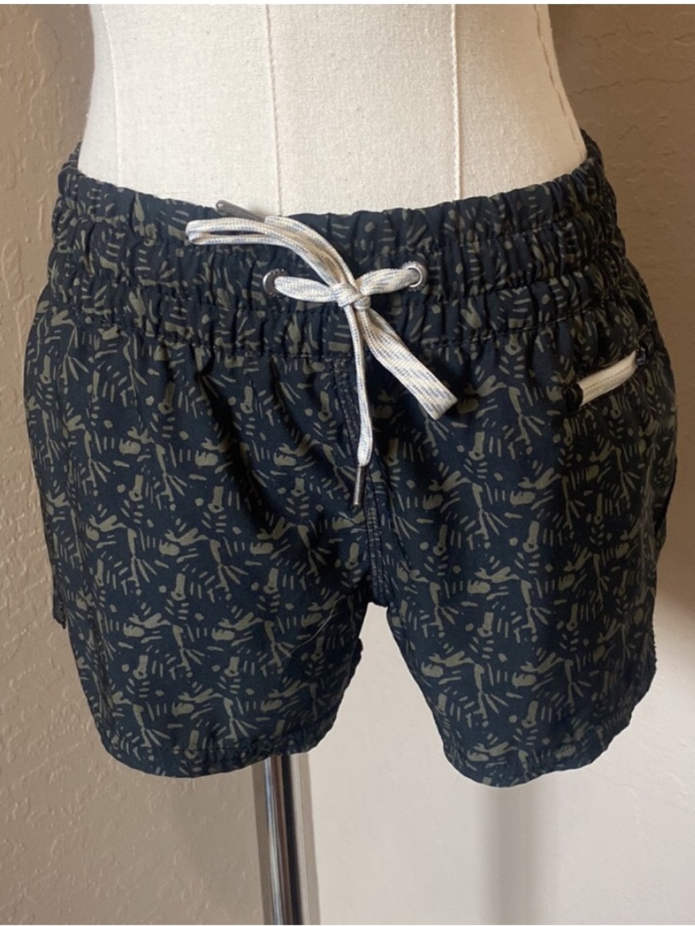 Vuori  Clementine Athletic Shorts for women, size XS